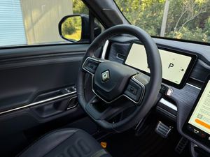 SUV électrique automatique 1 vitesse R-1-S 2024 d'occasion en excellent état, prêt à la vente - Product Image 2