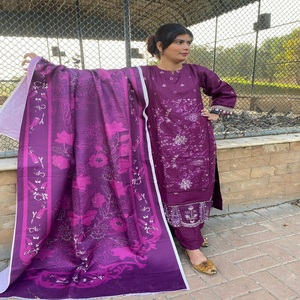 Derniers modèles de costumes prêts-à-porter pakistanais pour femmes en khaddar suisse au Pakistan, salwar kameez pour femmes, robe pour femmes, vêtements pour femmes - Product Image 1