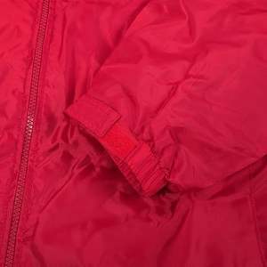 แจ็คเก็ตกันลมผู้ชายแบบยาวสำหรับกิจกรรมกลางแจ้ง ดีไซน์เนอร์ขายส่ง น้ำหนักเบา กันลม กันน้ำ สไตล์วินเทจ สำหรับฤดูหนาว ใส่ลำลอง - Product Image 2