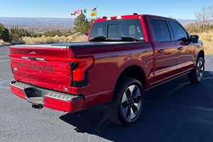 F-150 Lightning 2024, entretenu avec soin, double moteur, 4 roues motrices, batterie à autonomie étendue, rouge rapide, cuir gauche, R18 - Product Image 2