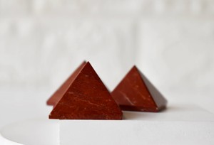 Pyramides miniatures en lapis-lazuli de qualité supérieure pour la méditation et la décoration - Product Image 2