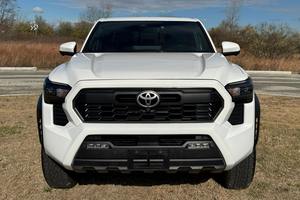 Toyota Tacoma TRD Off-Road Premium 2025 Usada, Doble Cabina 4x4 Turbo de 4 Cilindros - Product Image 6