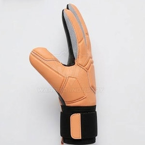 ถุงมือผู้รักษาประตูชาย น้ำหนักเบา ดีไซน์สวมใส่สบาย จับกระชับมือ ทนทาน เหมาะสำหรับการฝึกซ้อมฟุตบอลและการแข่งขัน - Product Image 4