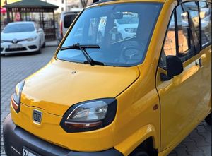 Venta Especial: Bajaj-Qute Amarillo, Vehículo Hatchback de 4 Asientos, Disponible con Neumáticos R15 y Transmisión Automática - Product Image 3