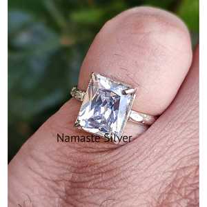 Anillo de Plata de Ley 925 Hecho a Mano para Mujer, con Circonita Cúbica de Corte Esmeralda y Circonita Cúbica de Corte Princesa, Anillo de Plata con Circonita Cúbica, Regalo para Ella - Product Image 1