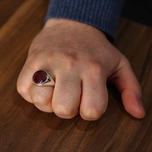 Anillo Redondo de Plata de Ley 925 para Hombre con Incrustaciones de Rubí Sintético, Bañado en Rodio, para Uso Diario - Product Image 1