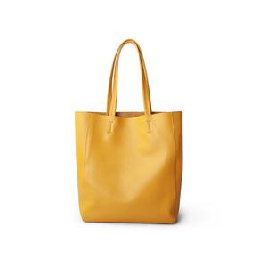 Sac fourre-tout polyvalent d'été imperméable en cuir véritable de luxe jaune pour femmes en vente - Product Image 4