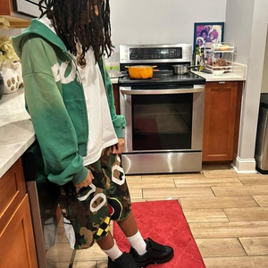 ผู้ผลิตเสื้อฮู้ดดี้ขนแกะคุณภาพสูงสำหรับฤดูหนาว แบบซันเฟด หนัก 400gsm สไตล์วินเทจ ล้างสีแบบแอซิดวอช ซิปแบบหลวม ประดับด้วยคริสตัล - Product Image 3