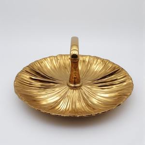 Servidor de frutas secas de aluminio Premium con tres compartimentos en forma de hoja unidos en acabado dorado pulido diseñado - Product Image 1