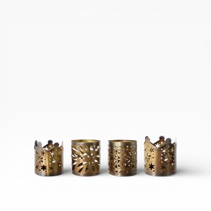 Portavelas Decorativo de Metal Dorado con Intrincados Relieves Florales y Base de Madera - Product Image 4