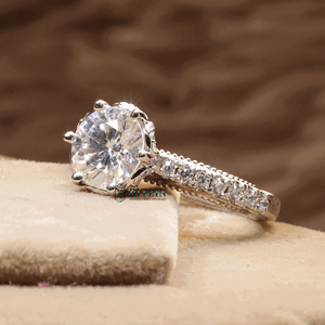 Anillo de Compromiso con Halo Oculto de Moissanita de Corte Redondo y Detalles en Plata de Ley 925 con Engaste de Garras para Mujer - Product Image 2