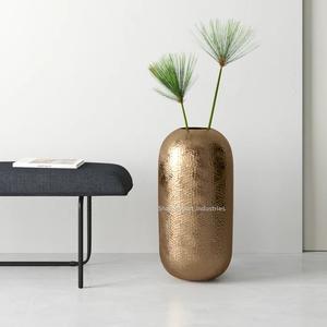Meilleure vente de vases à fleurs martelés en métal de couleur dorée rustique fini or pour la maison salon porte-fleurs décoratif - Product Image 2