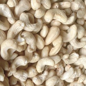 W320เม็ดมะม่วงหิมพานต์ที่ดีจากโรงงานที่เชื่อถือได้ถั่วเม็ดมะม่วงหิมพานต์จากเวียดนามแพ็กได้ตามต้องการ - Product Image 1