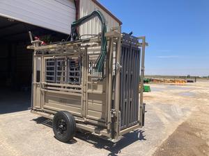 Nouveau 2024 CATTLE CHUTE Circle T Chutes, bacs d'encastrement hydrauliques avec moteur de pompe et roulement - Product Image 4