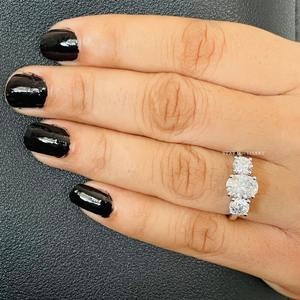 Bague de demande en mariage en or massif 14 carats 2.20 Ct Lab Grown Diamond Three Stone IGI Certified Diamond. - Product Image 4