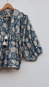 Kyra TOP Dress, ชุดเดรสมินิ, เสื้อทูนิคพิมพ์ลายดอกไม้, คอลึกพร้อมเชือกปิด - Product Image 4