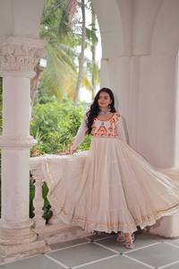 Salwar Kameez élégant pour femme en coton Kora, broderie multi-fils et travail Gota Patti, séchage rapide, tenue ethnique idéale pour les fêtes et les événements festifs - Product Image 3