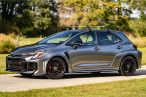 CONDUCCIÓN - VEHÍCULO USADO CON VOLANTE A LA IZQUIERDA |   CONDUCCIÓN DERECHA |   TOYOTA GR COROLLA PREMIUM 2025 - Product Image 2