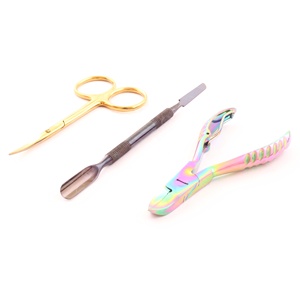 Empujador de cutículas de alta precisión diseñado para limpiar sin esfuerzo las uñas con tijeras para cutículas y cortador de uñas - Product Image 1