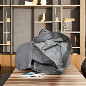 Sac fourre-tout pour femme en cuir véritable avec fermeture magnétique, caractéristiques en plastique, catégorie de produit - Product Image 1