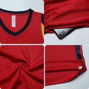 Uniformes de basket-ball pour hommes et femmes Vêtements de sport en polyester respirant avec maillot imprimé et short certifiés BSCI - Product Image 6