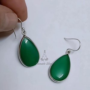 Pendientes colgantes de ónix verde, plata de ley 925, joyería artesanal con piedras preciosas en forma de pera - Product Image 3