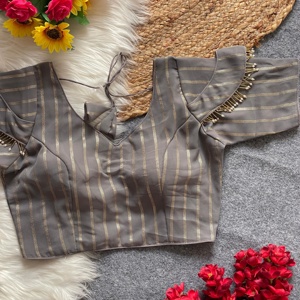 Blusa estilo cuello en V con hermoso trabajo de tubería Materiales de blusa Georgette espalda de seda abierta con manga de pasta de corte única - Product Image 3