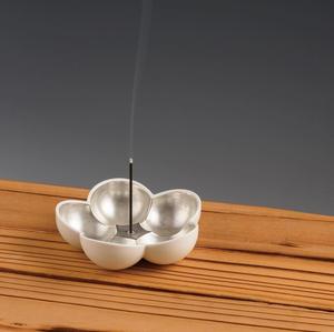 Porte-encens minimaliste à angle incliné avec un corps en métal discret conçu pour supporter les bâtonnets d'encens longs et propres, idéal pour le style moderne. - Product Image 5