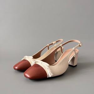 Escarpins de créateur pour femme à talons bas, bout rond, avec bride arrière, boucles, décorations métalliques, patchwork et nœud avant, style slingback, type sandales habillées - Product Image 5