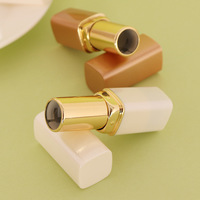 Tube de rouge à lèvres carré court personnalisable bouteille de brillant à lèvres en plastique vide emballage de baume à lèvres pour conteneurs de maquillage OEM/ODM