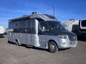 Vente en gros de camping-cars d'occasion Regencys Rv Ultra Brougham 25UL, très demandés, 4-6 passagers, EURO 5, une chambre, spacieux - Product Image 4