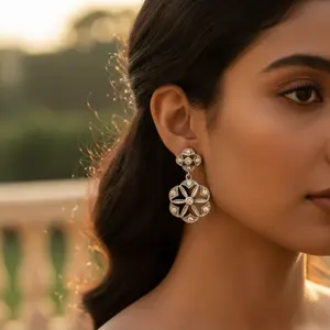 Pendientes de Plata 925 con Forma de Flor y Detalles de Diamantes, Joyería Elegante para Mujer - Product Image 2