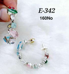 ต่างหูห้อยหินสีเงินหลากสีที่สง่างามสำหรับผู้หญิงเครื่องประดับแฟชั่นทำจากทองเหลือง - Product Image 1