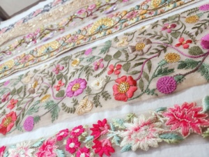 Fait à la machine brodé à fleurs de 2 pouces de large, rubans et lacets artisanaux pour robes de mariée en plusieurs couleurs - Product Image 6