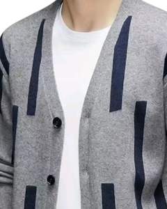 เสื้อคาร์ดิแกนสีเทาสำหรับผู้ชาย ลายทางสีกรมท่า คอวี แขนยาว ติดกระดุม ผ้าถักเนื้อนุ่ม น้ำหนักเบา สวมใส่สบาย - Product Image 4