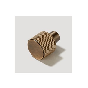 Perillas de latón para muebles antiguos de madera que ofrecen una elegancia atemporal con un toque decorativo artesanal y duradero. - Product Image 6