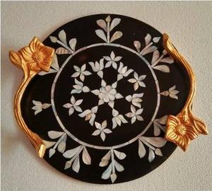 Plateau en résine rond de 12 pouces le plus vendu avec poignée en métal doré incrustation de nacre combinaison de vadrouille noir blanc pour mariage Diwali - Product Image 3