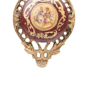 Cadre orné décoratif en laiton antique avec bouquet floral en porcelaine peinture fond rouge oeuvre vieillie vintage décor à la maison - Product Image 3