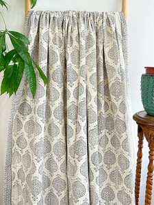 Elegante Manta Reversible de Algodón Puro con Estampado Floral Blanco y Gris, Hecha a Mano con Puntada Kantha, Tamaño King, Diseño Destacado - Product Image 2