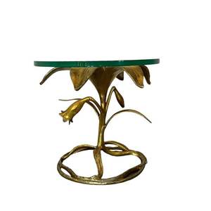 Table basse élégante en aluminium de conception florale avec le dessus en verre approprié aux intérieurs de salon et aux buts décoratifs - Product Image 1