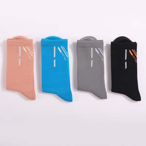 Chaussettes Comfort Crew personnalisées avec logo ou texte personnalisé pour les équipes, les cadeaux ou la marque d'entreprise - Product Image 3