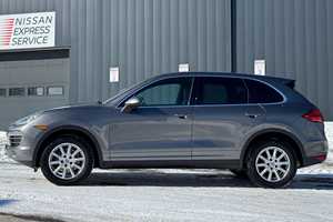 Véhicule Utilitaire Premium d'Occasion 2024 Ultra-Luxe de Taille Moyenne, Berline Haute Performance 4 Places avec Confort Avancé et Transmission Automatique - Product Image 2