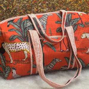 Sac de voyage à bandoulière matelassé en coton avec deux poignées Floral Kantha Design Open Closure Shopping Bag - Product Image 2