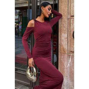 Vestido de Satén Drapeado 2912, Cómodo, con Escote Bajo y Accesorios en los Hombros, Cintura Natural - Product Image 3