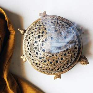 Brûleur d'encens décoratif en laiton pour la guérison spirituelle et les séances d'aromathérapie relaxantes à la maison et au bureau - Product Image 1