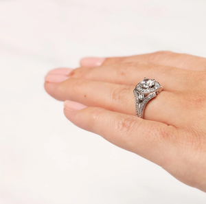 Bague de fiançailles vintage en argent sterling avec moissanite taillée, sertie en canal – Cadeau brillant pour mariages, anniversaires, fêtes – Vente directe - Product Image 4