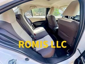 Toyota Corolla Usata 2020 Bianca, Berlina con Guida a Sinistra, Cambio Automatico, Fari LED R16, Tetto Apribile, Schermo Touch - Product Image 4