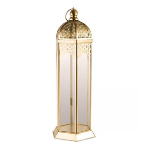 Lanterne en verre haute en métal doré avec un élégant dôme supérieur, ventilation perforée, design classique pour la décoration de maison de luxe - Product Image 1