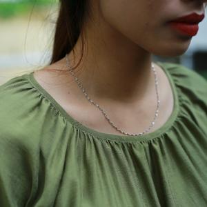 Blusa de tela tejida de rayón con patrón de cuadros de lujo de primera calidad con mangas cortas y capa transparente de cuello redondo con botones - Product Image 2