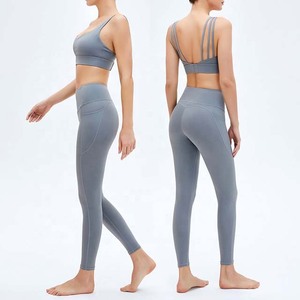 Nuevo conjunto deportivo verde de dos piezas para mujer, listo para enviar. - Product Image 2
